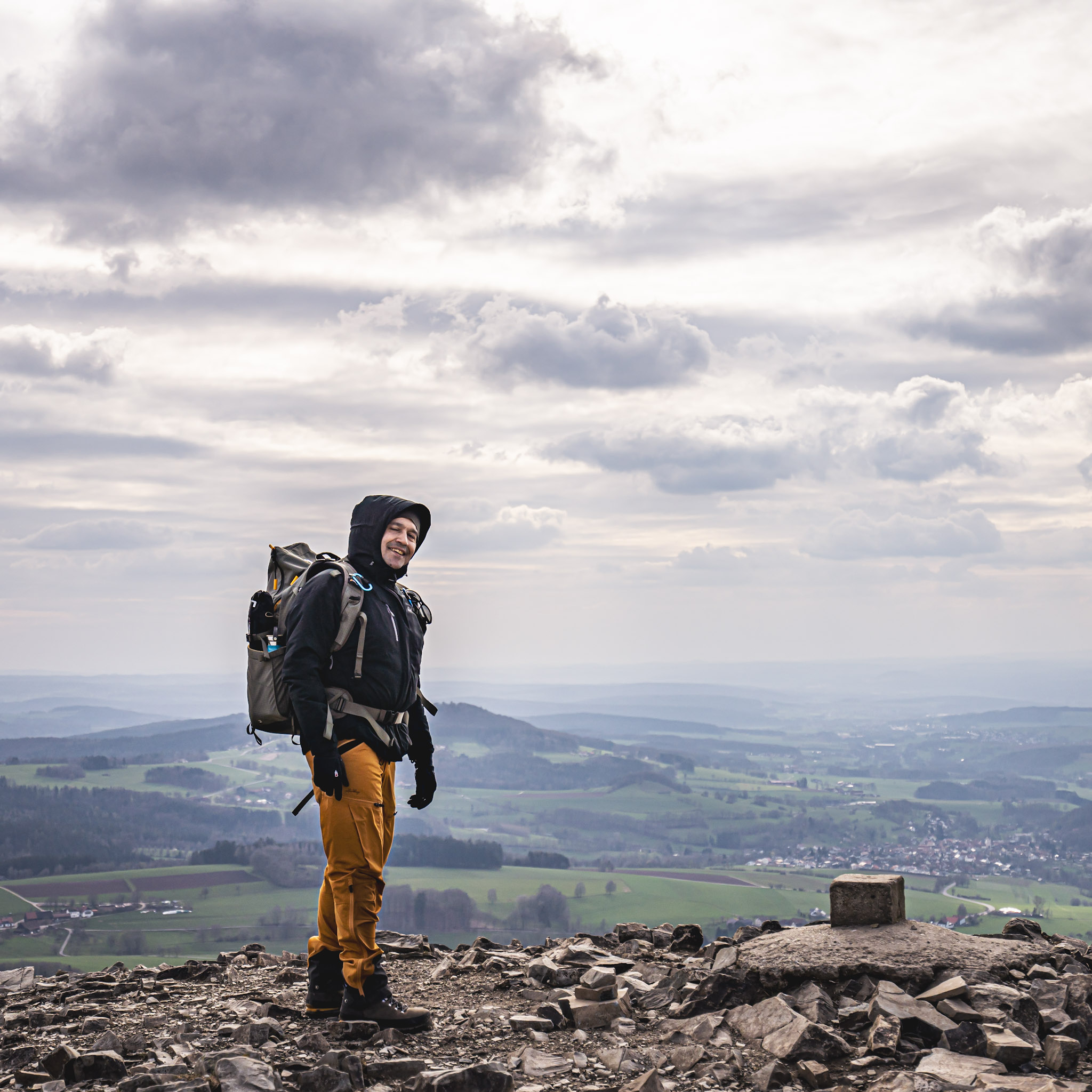 Wanderer im nebligen Tal