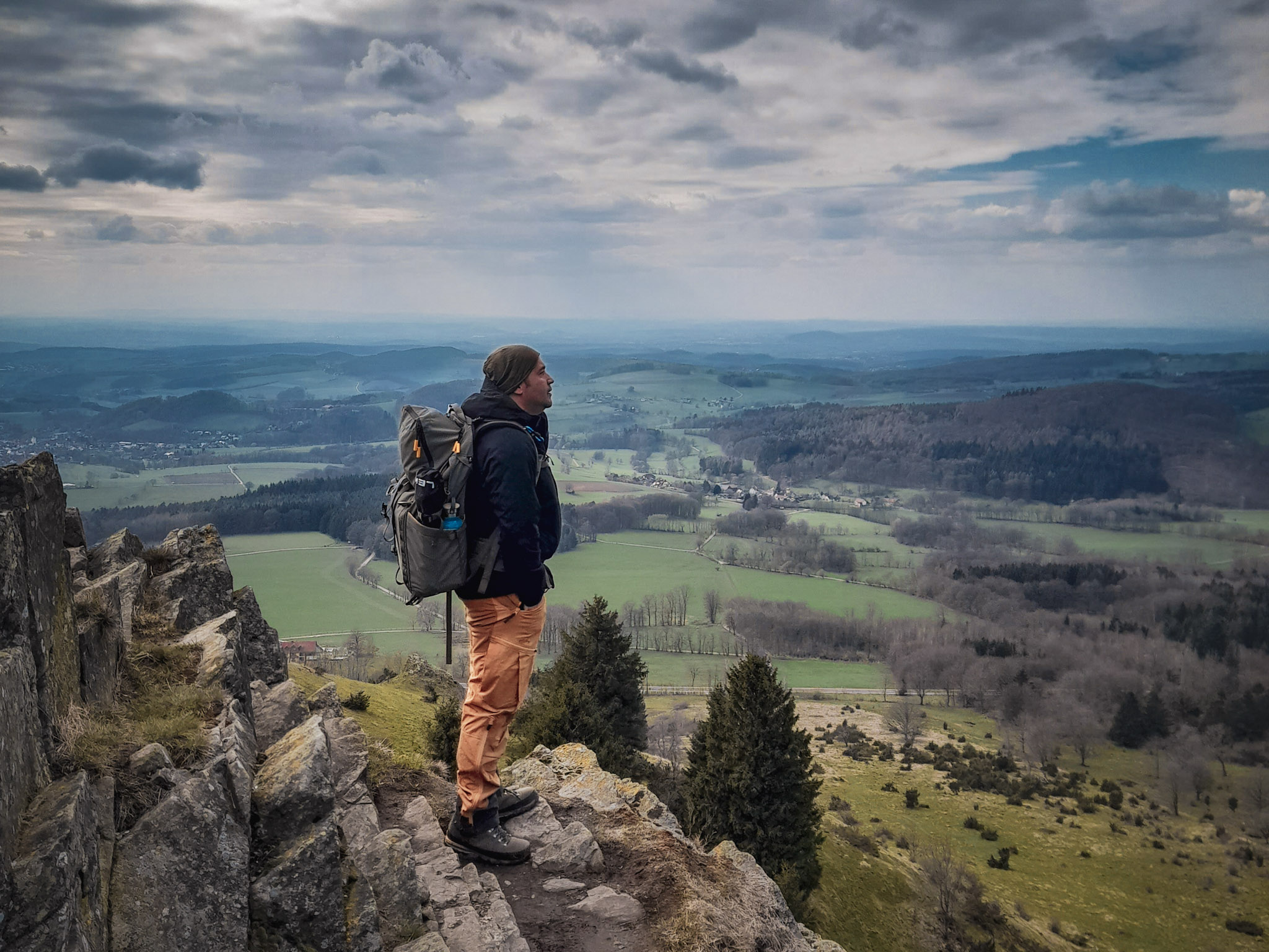Werner Giove mit Rucksack auf einem Felsgrat über der Rhön