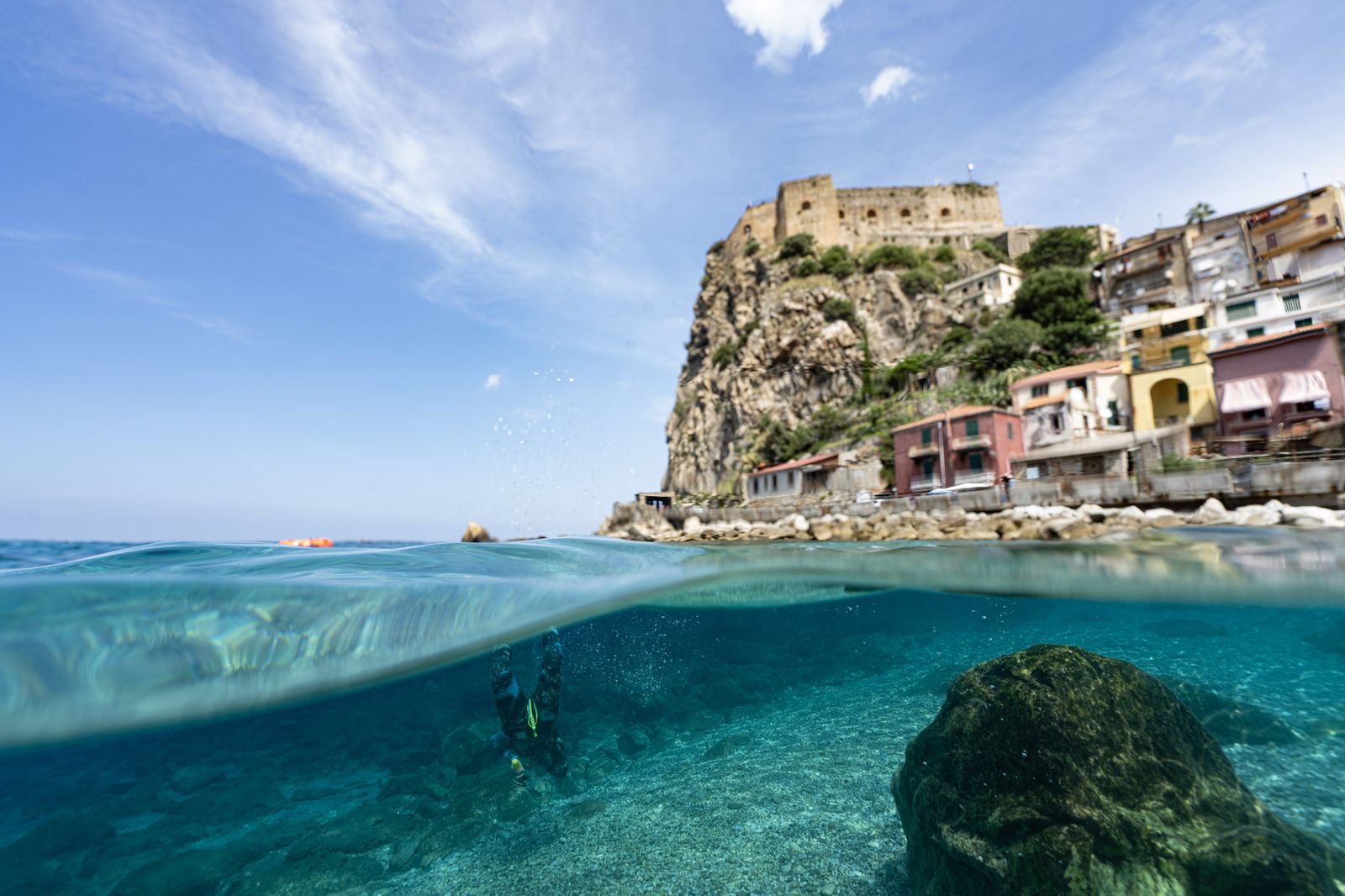 Chianalea am Wasser, mit Blick über und unter die Meeresoberfläche